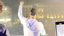 VIDEO / Inter, Dimarco in versione capo ultrà in Duomo: che feeling con i tifosi!