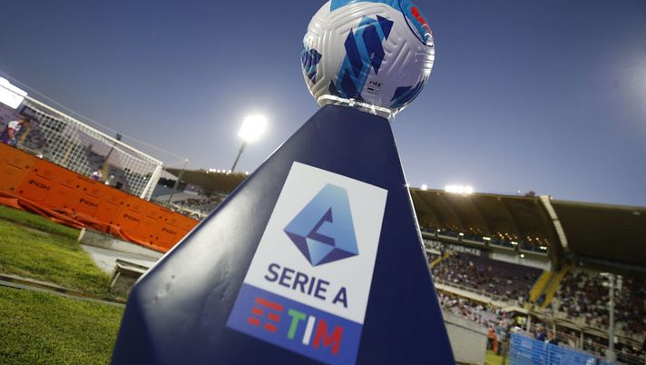 FLORENCE, ITALY - AUGUST 28: The ball of the match during the Serie A match between ACF Fiorentina and Torino FC at Stadio Artemio Franchi on August 28, 2021 in Florence, Italy . (Photo by Gabriele Maltinti/Getty Images) Duro comunicato della Lega Serie A contro il Prefetto di Roma: “Revocate il provvedimento di rinvio!” - immagine 1