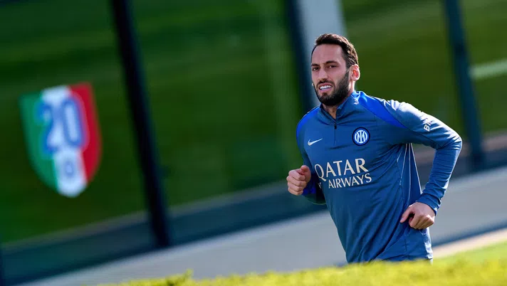 Calhanoglu, da rivale a idolo nerazzurro. Primo derby al top, siglato un patto con Inzaghi - immagine 1