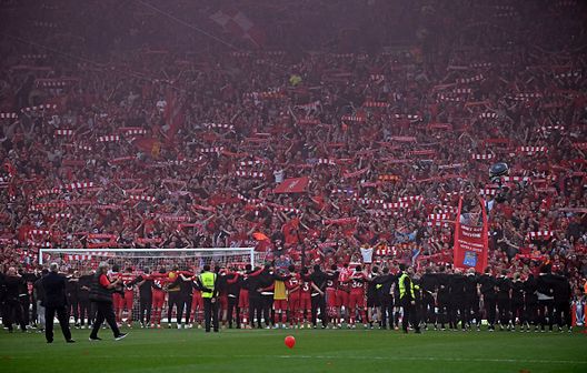 I giocatori festeggiano lo scudetto vinto domenica scorsa sotto la marea rossa (Photo by PAUL ELLIS/AFP via Getty Images) Chelsea-Liverpool, scontro tra titani e storici impianti: Stamford-Anfield- immagine 6