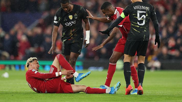 Liverpool, Ekitiké lascia il campo in lacrime. Slot: “Sembra un infortunio grave” - immagine 1