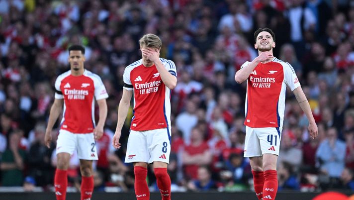 Declan Rice dell'Arsenal reagisce dopo che Ousmane Dembélé del Paris Saint-Germain (non inquadrato) ha segnato il primo gol della sua squadra durante la semifinale di andata della UEFA Champions League 2024/25 tra Arsenal FC e Paris Saint-Germain all'Emirates Stadium il 29 aprile 2025 a Londra, Inghilterra. (Foto di Justin Setterfield/Getty Images) Arsenal Newcastle