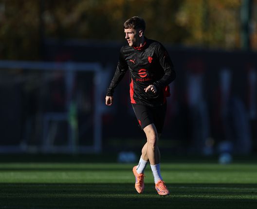 Alexis Saelemaekers ieri 4 novembre a Milanello (Photo by Claudio Villa/AC Milan via Getty Images) Milanello, Saelemaekers: 'Il mio futuro? Darò tutto, deciderà la società'