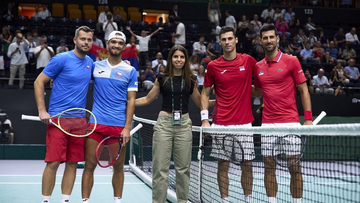 VALENCIA, SPAIN - SEPTEMBER 16: Alba Redondo, Spanish football player and winner of the Womens World Cup 2023 attends the coin Toss prior To the doubles match between Nikola Cacic and Novak Djokovic of Serbia against Tomas Machac and Adam Pavlasek of Czechia during the match between Serbia and Czechia as part of the 2023 Davis Cup Finals Group Stage at Pabellon Fuente De San Luis on September 16, 2023 in Valencia, Spain. (Photo by Aitor Alcalde/Getty Images for ITF) Coppa Davis, i numeri delle qualificate: lungo digiuno per Serbia e Australia - immagine 1