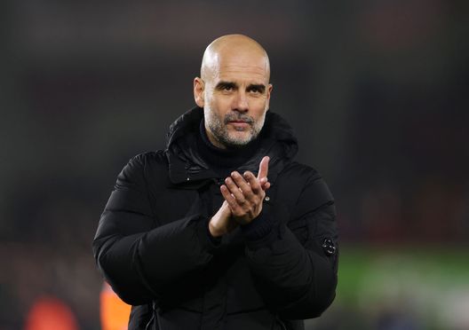 Pep Guardiola applaude i propri tifosi (Photo di Alex Pantling/Getty Images) Pep Guardiola applaude i propri tifosi