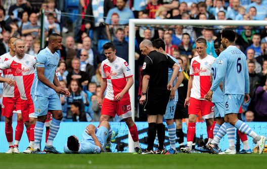 Premier League, l’ex arbitro inglese Mike Dean riapre la pista complottista sul successo del City nel 2012- immagine 2