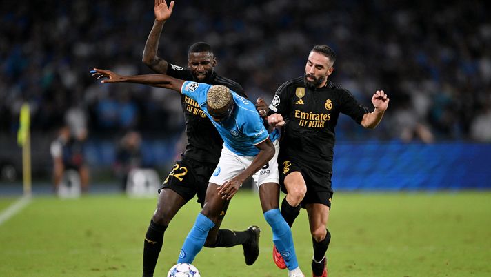 NAPLES, ITALY - OCTOBER 03: Victor Osimhen of Napoli is challenged by Antonio Ruediger and Daniel Carvajal of Real Madrid during the UEFA Champions League match between SSC Napoli and Real Madrid CF at Stadio Diego Armando Maradona on October 03, 2023 in Naples, Italy. (Photo by Francesco Pecoraro/Getty Images) L’ex arbitro Chiesa: “Fallo di Rudiger, ma il gol arriva molto dopo il corner” - immagine 1