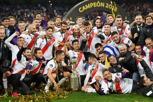 Madrid, Spagna - 9 dicembre 2018: Giocatori del River Plate col trofeo della Copa Libertadores vinta contro il Boca Juniors. (Foto di Matthias Hangst/Getty Images) Boca Juniors-River Plate, botta e risposta tra le due tifoserie negli USA- immagine 3