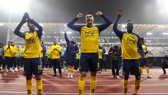 BRUSSELS, BELGIUM - DECEMBER 12: Anouar Ait El Hadj #10, Franjo Ivanović #9 and Sofiane Boufal #23 of Royal Union Saint-Gilloise interact with fans following a 2-1win against OGC Nice during the UEFA Europa League 2024/25 League Phase MD6 match at King Baudouin Stadium on December 12, 2024 in Brussels, Belgium. (Photo by Alex Bierens de Haan/Getty Images) L’Union Saint-Gilloise ce l’ha fatta: è Campione del Belgio dopo 90 anni - immagine 1