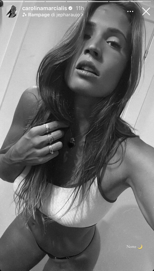 Carolina, buonanotte speciale. Lady Cassano attira i follower prima di dormire- immagine 2