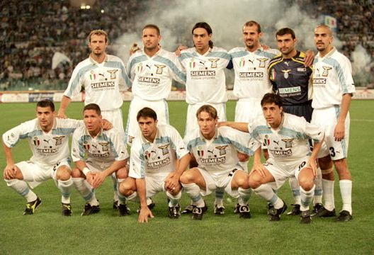 La Lazio con la maglia del Centenario Lazio-Cagliari, calcio e… maglie: la top 5 delle divise dei due club- immagine 2