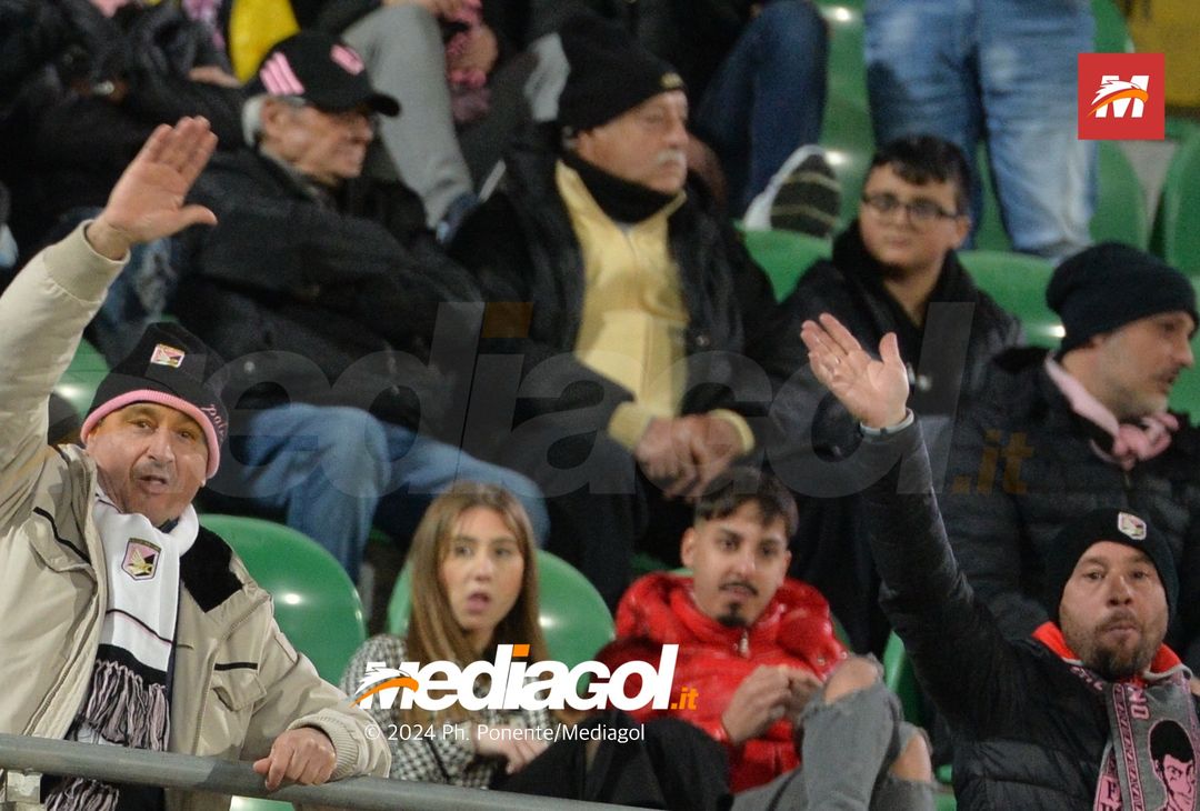 FOTOTIFO Palermo-Bari 3-0, gli scatti ai tifosi al “Renzo Barbera” (GALLERY) - immagine 28