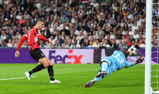 MADRID, SPAIN - NOVEMBER 05: Alvaro Morata of AC Milan scores his team's second goal past Andriy Lunin of Real Madrid during the UEFA Champions League 2024/25 League Phase MD4 match between Real Madrid C.F. and AC Milan at Estadio Santiago Bernabeu on November 05, 2024 in Madrid, Spain. (Photo by Angel Martinez/Getty Images) Milan e Real Madrid: il leggendario derby d’Europa- immagine 13