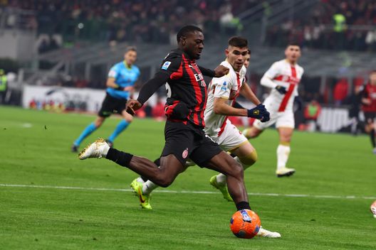 MILAN, ITALY - JANUARY 08: Youssouf Fofana of AC Milan runs with the ball during the Serie A match between AC Milan and Genoa CFC at Giuseppe Meazza Stadium on January 08, 2026 in Milan, Italy. (Photo by Giuseppe Cottini/AC Milan via Getty Images) Fofana chiede scusa, poi cancella la storia: la reazione di Leao e compagni- immagine 2