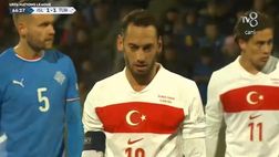 VIDEO / Calhanoglu scivola sul dischetto: doppio tocco, rigore annullato. Si riscatta poco dopo