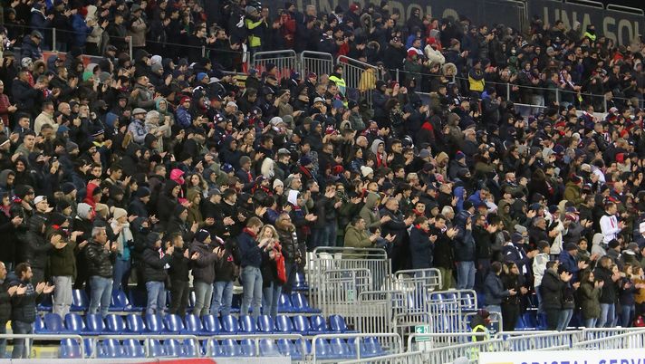 Cagliari: muore un tifoso, cori vergognosi dei tifosi viola. Il Codacons: “Ora porte chiuse” - immagine 1