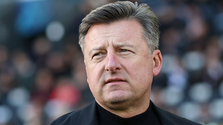 UDINE, ITALY - FEBRUARY 15: Kosta Runjaic, manager of Udinese, looks on before kick off at the Serie A match between Udinese Calcio and US Sassuolo Calcio at Stadio Friuli on February 15, 2026 in Udine, Italy. (Photo by Timothy Rogers/Getty Images) Runjaic: “Ecco come sta Solet, Kamara è out! Su Buksa, Davis, Zaniolo e Ekkelenkamp…” - immagine 1