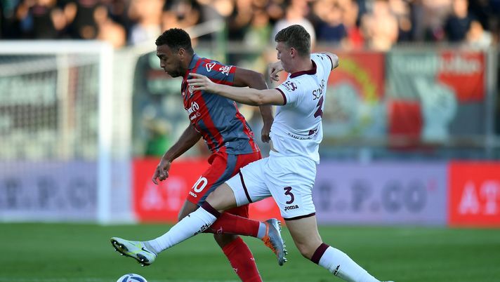 CREMONA, ITALY - AUGUST 27: Cyriel Dessers of US Cremonese competes for the ball with Perr Shuurs of Torino FC during the Serie A match between US Cremonese and Torino FC at Stadio Giovanni Zini on August 27, 2022 in Cremona, Italy. (Photo by Alessandro Sabattini/Getty Images) Cremonese, a Torino un test probante: si scalda il motore per il campionato - immagine 1