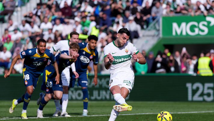 ELCHE, SPAIN - MARCH 01: Rafa Mir of Elche CF scores his team's second goal from the penalty spot during the LaLiga EA Sports match between Elche CF and RCD Espanyol de Barcelona at Estadio Manuel Martinez Valero on March 01, 2026 in Elche, Spain. (Photo by Aitor Alcalde/Getty Images) “Sei arrivato su un gommone”: l’insulto razzista di Rafa Mir nei confronti di El Hilali - immagine 1