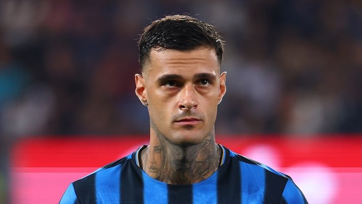 BERGAMO, ITALY - AUGUST 24: Gianluca Scamacca of Atalanta looks on prior to the Serie A match between Atalanta BC and Pisa SC at Gewiss Stadium on August 24, 2025 in Bergamo, Italy. (Photo by Francesco Scaccianoce/Getty Images) Infortunati Atalanta, le ultime: da Kolasinac, Kossounou e Scalvini a Zalewski, Bellanova e Scamacca - immagine 1