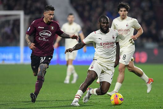 SALERNO, ITALY - FEBRUARY 19: Franck Kessie of AC Milan vies with Pasquale Mazzocchi of US Salernitana during the Serie A match between US Salernitana and AC Milan at Stadio Arechi on February 19, 2022 in Salerno, Italy. (Photo by Francesco Pecoraro/Getty Images) Salernitana, derby mercato Milan-Inter per Mazzocchi: proposte contropartite tecniche- immagine 2