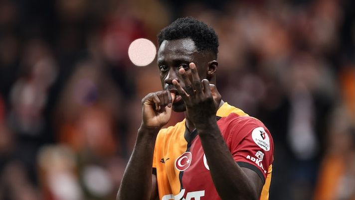 ISTANBUL, TURKEY - APRIL 20: Davinson Sanchez of Galatasaray celebrates after scoring his team's second goal during the Turkish Super League match between Galatasaray and Bodrum on April 20, 2025 in Istanbul, Turkey. (Photo by Ahmad Mora/Getty Images) Romano – Como, spunta Davinson Sanchez per la difesa: è uno dei nomi nella ‘shortlist’ - immagine 1