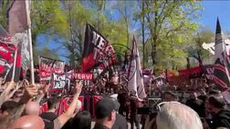 Curva Sud a Milanello: cori di incitamento per i rossoneri in vista di Napoli-Milan
