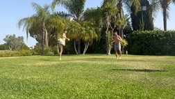 Gilmour, evoluzioni col pallone insieme al fratello nel giorno del suo compleanno