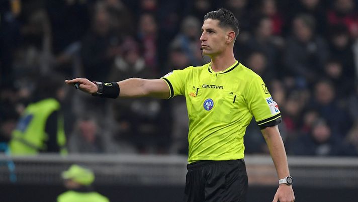 MILAN, ITALY - NOVEMBER 29: Referee Giuseppe Collu during the Serie A match between AC Milan and SS Lazio at Giuseppe Meazza Stadium on November 29, 2025 in Milan, Italy. (Photo by Marco Rosi - SS Lazio/Getty Images) Milan-Lazio, Pistocchi: “Collu si è inventato un fallo che non c’è di Marusic” - immagine 1