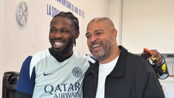 VIDEO/ Inter, Thuram ad Appiano incontra il suo idolo Adriano: foto e autografo per lui