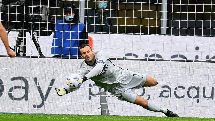 MILAN, ITALY - OCTOBER 17: Samir Handanovic of FC Internazionale saves a penalty-kick of Zlatan Ibrahimovic of AC Milan during the Serie A match between FC Internazionale and AC Milan at Stadio Giuseppe Meazza on October 17, 2020 in Milan, Italy. (Photo by Claudio Villa - Inter/Inter via Getty Images) Ancora Vicario: “Mi ispiro a Buffon, da piccolo vedevo Handanovic…” - immagine 1