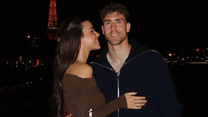 Dusan Vlahovic esce allo scoperto e presenta la sua fidanzata sui social: le immagini a Parigi - immagine 1