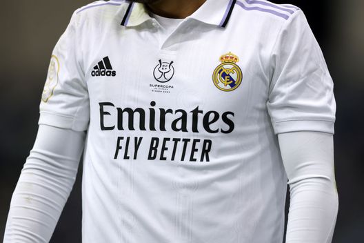RIYADH, SAUDI ARABIA - JANUARY 11: Una vista dettagliata di una maglia del Real Madrid con il logo della Super Copa de Espana durante la partita della Super Copa de Espana tra Real Madrid e Valencia CF allo stadio internazionale King Fahd l'11 gennaio 2023 a Riyadh, Arabia Saudita. (Foto di Yasser Bakhsh/Getty Images) Real Madrid, saluto nazista di un socio al Bernabeu: la nota ufficiale del club- immagine 3