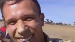 VIDEO – Piccola disavventura nel deserto per Arthur. La reazione è da ridere
