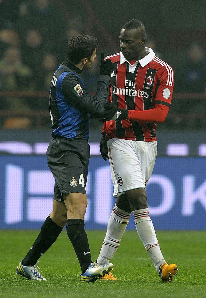 Mario Balotelli e Javier Zanetti in Inter-Milan del 24 febbraio 2013 (Foto di Claudio Villa/Getty Images)  Mario Balotelli non si sbilancia: “Il derby? Finirà 2-2 per lo spettacolo”