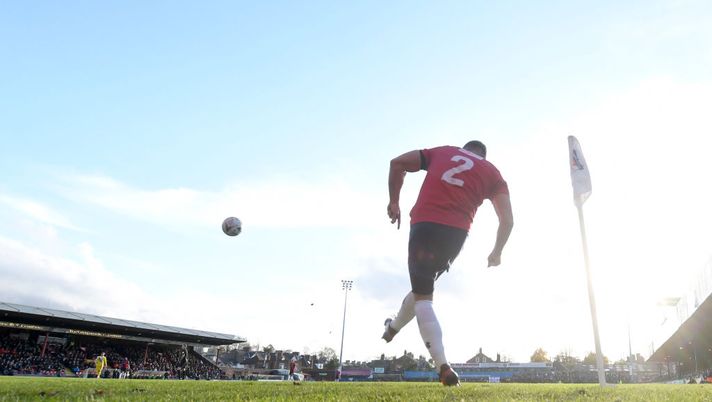 YORK, ENGLAND - NOVEMBER 10: Kallum Griffiths of York City takes a corner during the FA Cup First Round match between York City and Altrincham at Bootham Crescent on November 10, 2019 in York, England. (Photo by George Wood/Getty Images) Caso in Inghilterra: i tifosi dello York City esultano troppo, emessi 22 Daspo - immagine 1