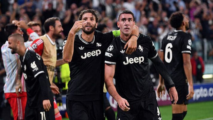 TURIN, ITALY - SEPTEMBER 16: Manuel Locatelli and Dusan Vlahovic of Juventus celebrates after Lloyd Kelly (not pictured) scores his team's fourth goal during the UEFA Champions League 2025/26 League Phase MD1 match between Juventus and Borussia Dortmund at Juventus Stadium on September 16, 2025 in Turin, Italy. (Photo by Valerio Pennicino/Getty Images) Rigoristi, occhio a queste gerarchie per il finale: tra Juve, Milan, Napoli, Bologna, Atalanta e Cremonese- immagine 1