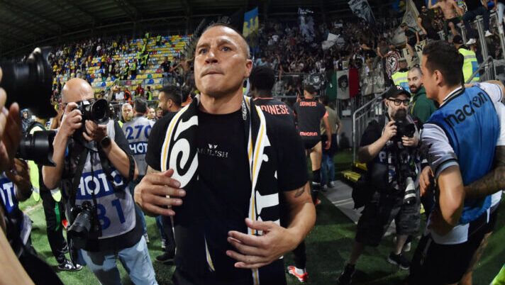 FROSINONE, ITALY - MAY 26: Fabio Cannavaro head coach of Udinese Calcio celebrates the victory thanks to which Udinese Calcio remains in Seria A after the Serie A TIM match between Frosinone Calcio and Udinese Calcio at Stadio Benito Stirpe on May 26, 2024 in Frosinone, Italy. (Photo by Giuseppe Bellini/Getty Images) Cannavaro annuncia: “L’Udinese mi ha comunicato oggi la scelta per il futuro! Io devo precisare…” - immagine 1