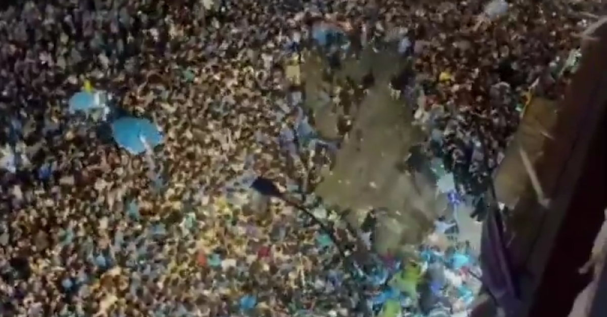 Scudetto al Napoli: maxi rissa fuori dallo stadio ‘Maradona’ | VIDEO Scudetto al Napoli: maxi rissa fuori dallo stadio ‘Maradona’ | VIDEO