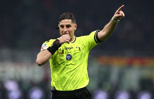 L'arbitro Giuseppe Collu gesticola durante la partita di Serie A tra AC Milan e SS Lazio allo stadio Giuseppe Meazza il 29 novembre 2025 a Milano Serie A, tredicesimo atto: Napoli corsara a Roma, colpaccio Cremonese- immagine 2