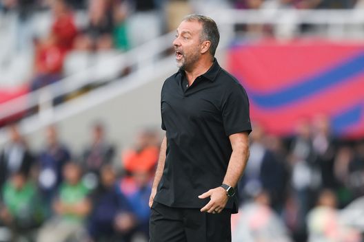 BARCELLONA, SPAGNA - 18 OTTOBRE: L'allenatore Hansi Flick dell'FC Barcelona reagisce durante la partita LaLiga EA Sports tra FC Barcelona e Girona FC allo Spotify Camp Nou il 18 ottobre 2025 a Barcellona, Spagna. (Foto di David Ramos/Getty Images) Flick