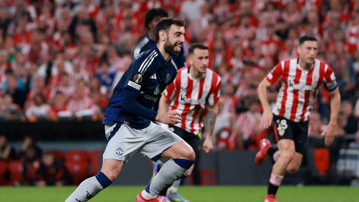 BILBAO, SPAIN - MAY 01: Bruno Fernandes of Manchester United runs off to celebrate after scorin his team's second goal from the penalty spot during the UEFA Europa League 2024/25 Semi Final First Leg match between Athletic Bilbao and Manchester United at San Mames Stadium on May 01, 2025 in Bilbao, Spain. (Photo by Clive Brunskill/Getty Images) Paradosso Manchester United: nel 2025 c’è un dato sorprendente - immagine 1