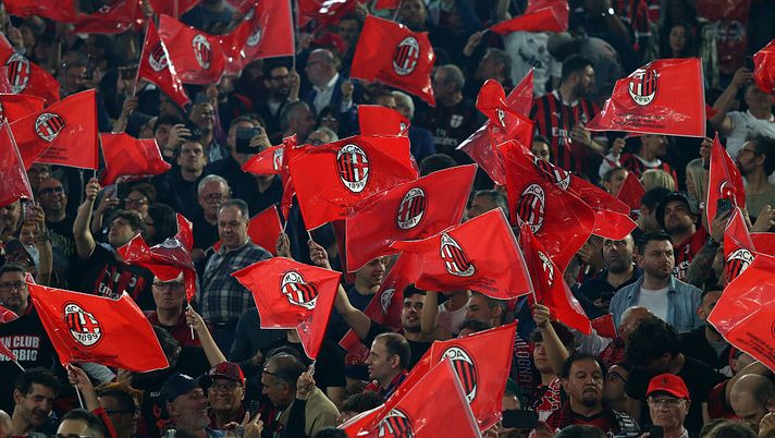 ROME, ITALY - MAY 14: Fans of AC Milan wave flags prior to the Coppa Italia Final match between AC Milan and Bologna at Stadio Olimpico on May 14, 2025 in Rome, Italy. (Photo by Paolo Bruno/Getty Images) Moretto: “Il Milan aveva tentato di scippare al Napoli due obiettivi di mercato” - immagine 1