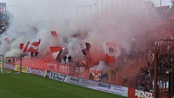 Serie C, agguato degli ultras del Vicenza dopo il derby contro il Padova - immagine 1