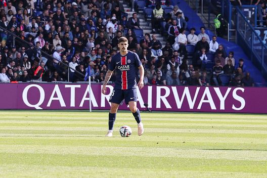 Parigi, Francia - 19 aprile 2025: Lucas Beraldo durante la partita di Ligue 1 contro il Le Havre. (Foto di Catherine Steenkeste/Getty Images for Qatar Airways) Psg, Lucas Beraldo bacia la sua compagna grazie… a Donnarumma- immagine 2