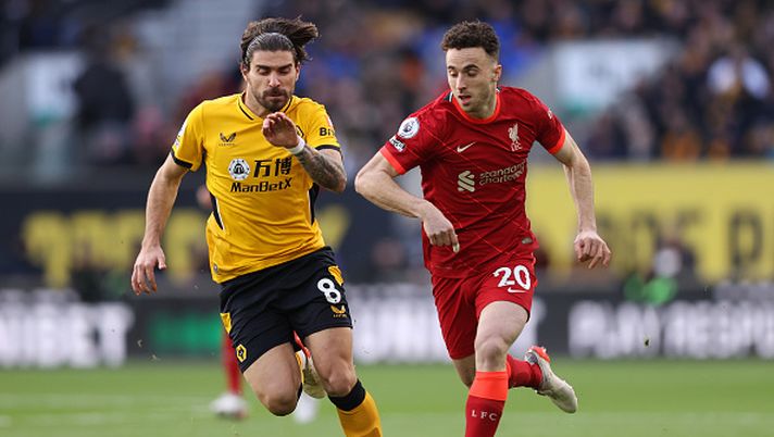 WOLVERHAMPTON, ENGLAND - DECEMBER 04: Ruben Neves of Wolverhampton Wanderers battles for possession with Diogo Jota of Liverpool during the Premier League match between Wolverhampton Wanderers and Liverpool at Molineux on December 04, 2021 in Wolverhampton, England. (Photo by Naomi Baker/Getty Images) Portogallo, Ruben Neves ricorda l’amico Diogo Jota: “Sarà sempre in campo con me” - immagine 1