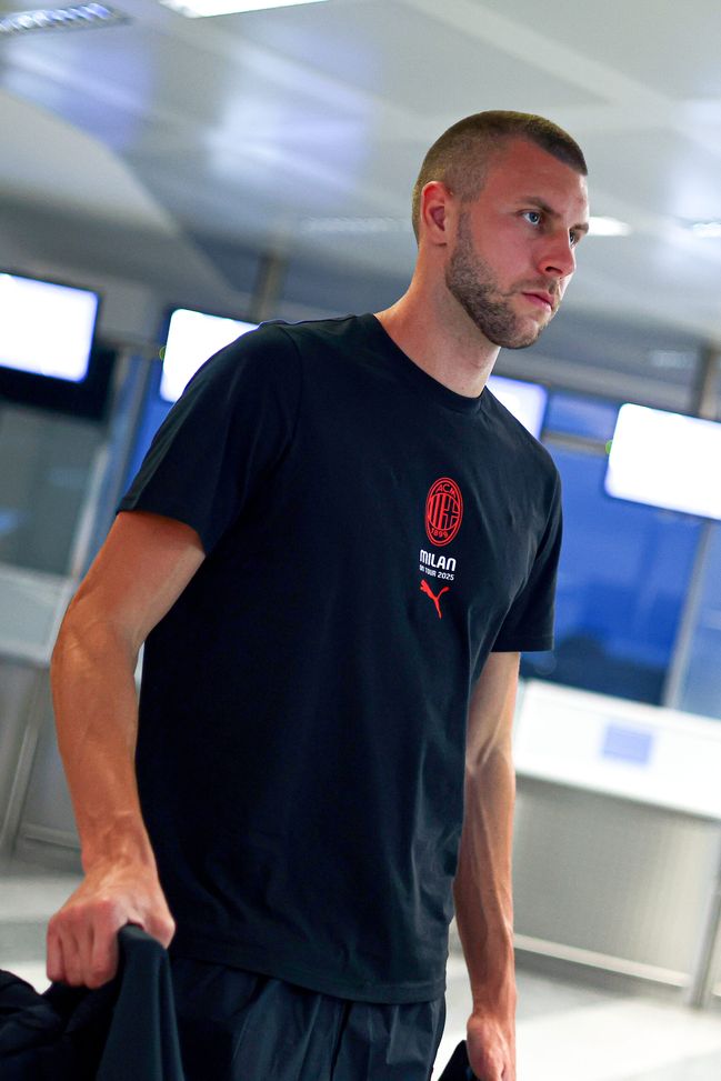 VARESE, ITALY - JULY 19: Strahinja Pavlovic of AC Milan is seen before the flight to the Pre-season Tour in Singapore at Malpensa Airport on July 19, 2025 in Varese, Italy. (Photo by Giuseppe Cottini/AC Milan via Getty Images) milan-tournée-singapore-furlani-pavlovic-parole
