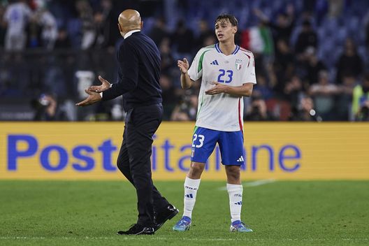 Luciano Spalletti, allenatore dell'Italia, parla con Niccolò Pisilli dopo la partita del Gruppo A2 della Lega A di UEFA Nations League 2024/25 tra Italia e Belgio allo Stadio Olimpico il 10 ottobre 2024 a Roma, Italia. (Foto di Emmanuele Ciancaglini/Getty Images) Under 21, Italia-Germania: probabili formazioni e dove vedere la partita in TV e streaming- immagine 3
