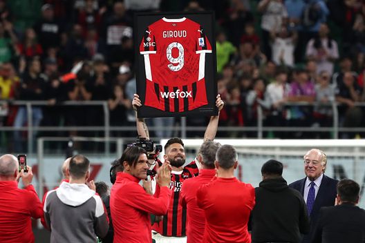 MILAN, ITALY - MAY 25: Olivier Giroud of AC Milan lifts up a framed signed shirt after the Serie A TIM match between AC Milan and US Salernitana at Stadio Giuseppe Meazza on May 25, 2024 in Milan, Italy. (Photo by Marco Luzzani/Getty Images) Olivier Giroud all’Equipe: “Mi sento fortunato ad aver vestito la maglia del Milan”- immagine 2