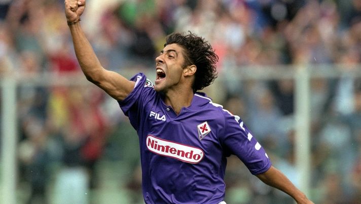 12 Sep 1998: Rui Costa of Fiorentina celebrates a goal during the Serie A match against Empoli at the Stadio Communale in Florence, Italy. Mandatory Credit: Allsport UK /Allsport Portoghesi più costosi in Italia, fra i primi ci sono due ex viola - immagine 1